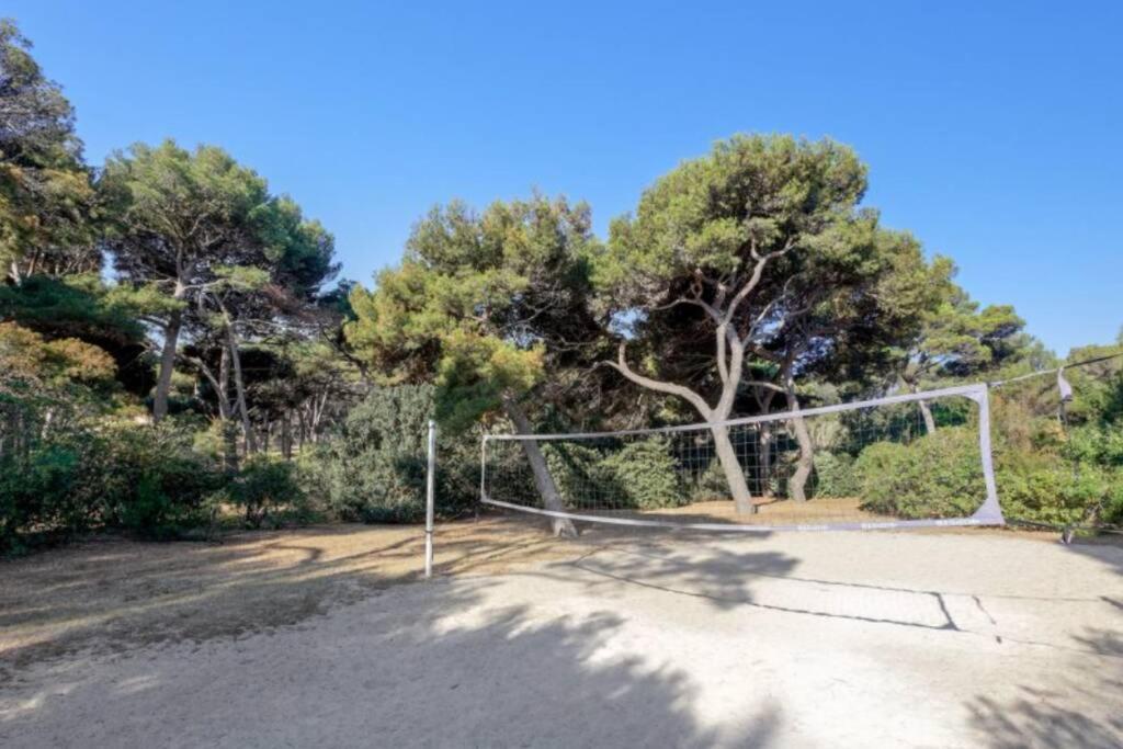 Appartement En Residence Privee, Face A La Mer Avec Acces Direct Plage Hyeres Exterior photo