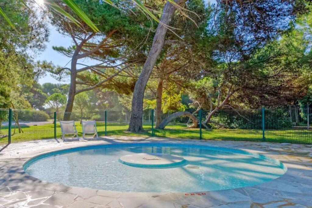Appartement En Residence Privee, Face A La Mer Avec Acces Direct Plage Hyeres Exterior photo