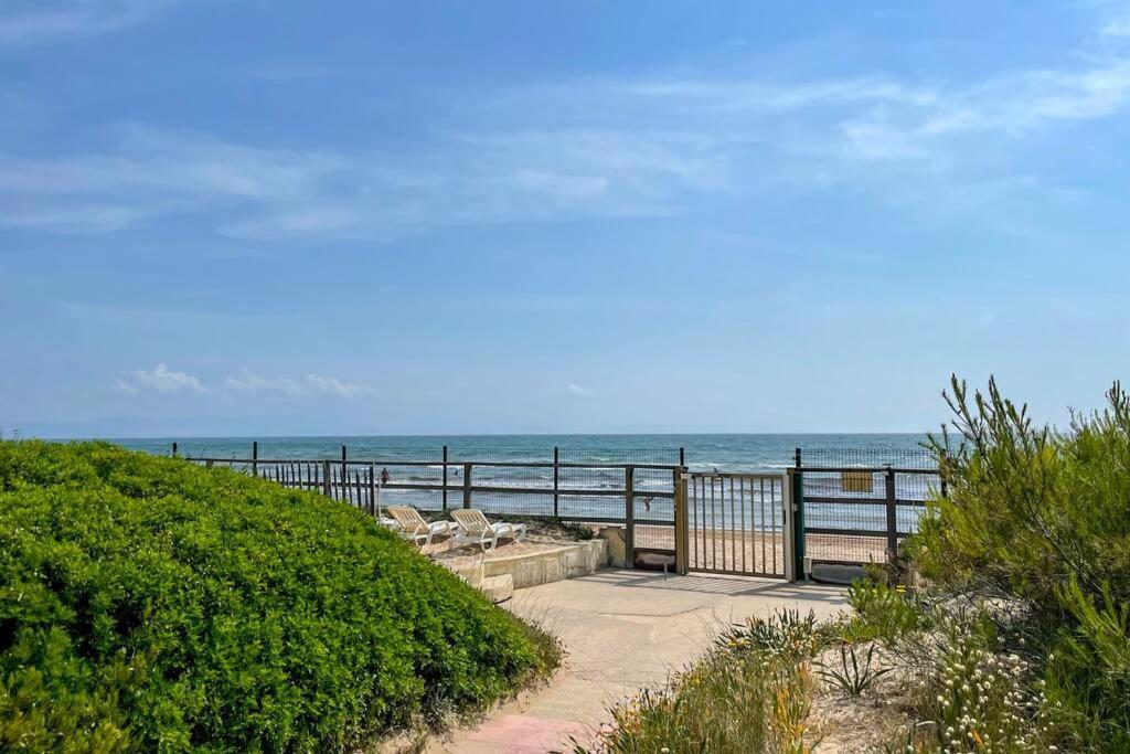 Appartement En Residence Privee, Face A La Mer Avec Acces Direct Plage Hyeres Exterior photo